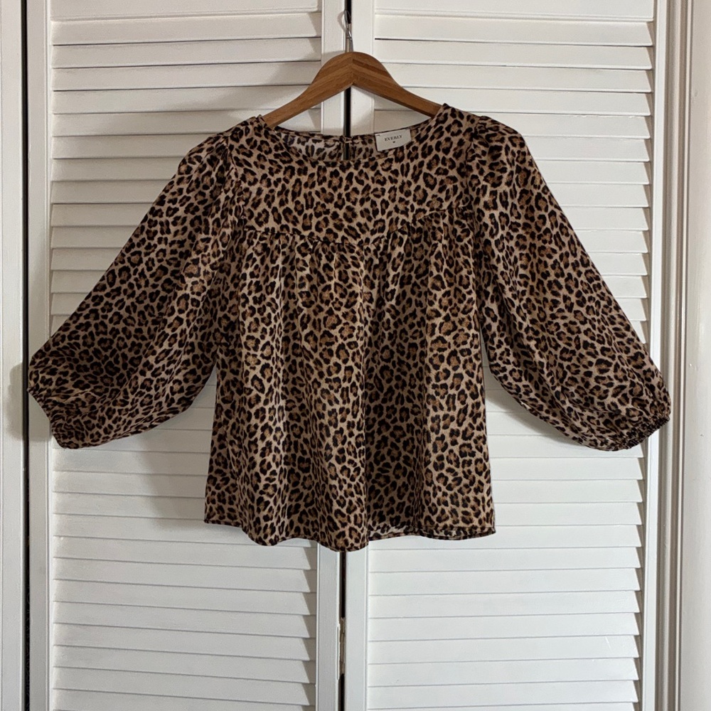 Leopard animal print size small career trendy lightweight 3/4 length sleeve top